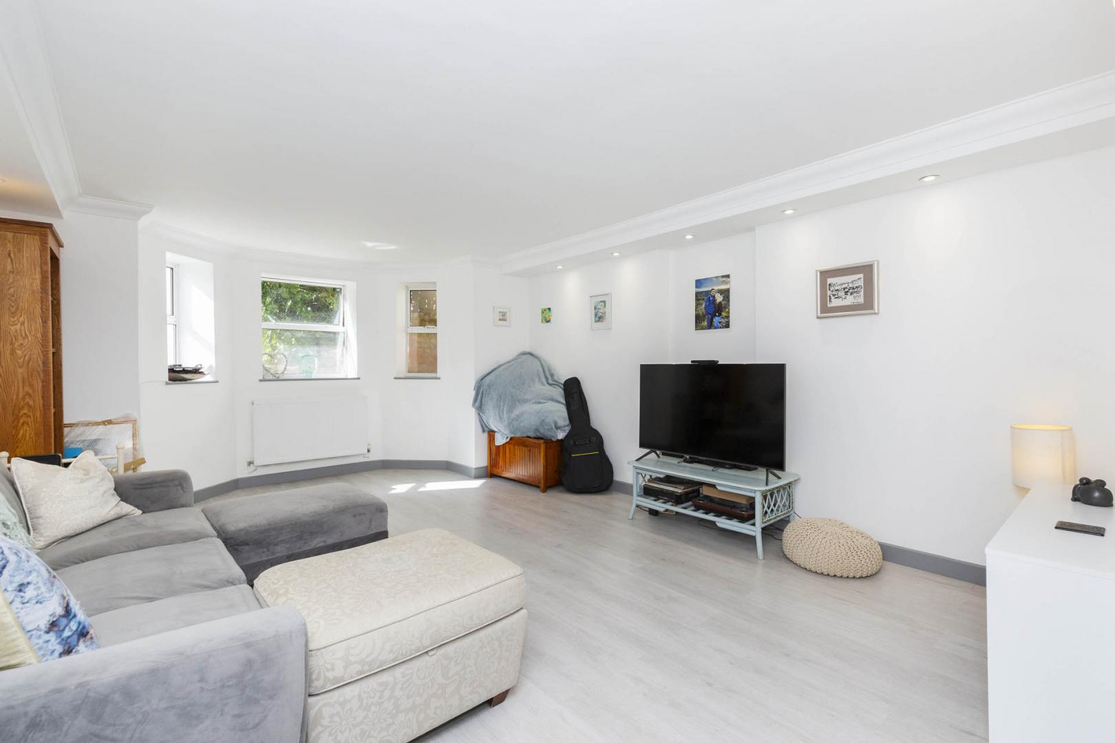 Modern and Central Apartment Fairhazel Gardens, South Hampstead